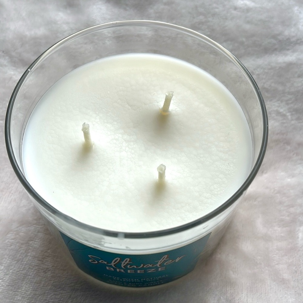 Bath & Body Works Saltwater Breeze Candle - Picture 2 of 3